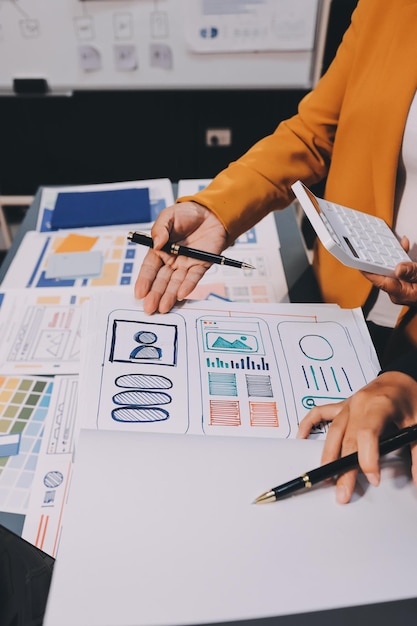 El equipo de diseñadores está diseñando el sistema uxui para hacer que el sistema uxUI funcione bien en nuevos teléfonos y soporte actualizaciones del sistema concepto de desarrollo de sitio web UI UX diseñador de front end