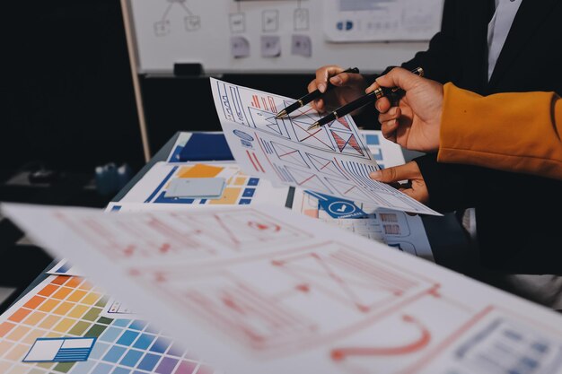 El equipo de diseñadores está diseñando el sistema uxui para hacer que el sistema uxUI funcione bien en nuevos teléfonos y soporte actualizaciones del sistema concepto de desarrollo de sitio web UI UX diseñador de front end