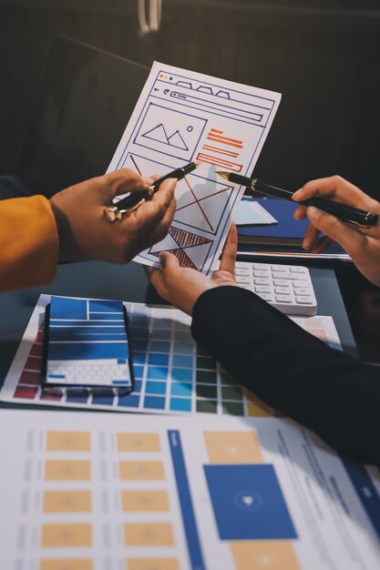 El equipo de diseñadores está diseñando el sistema uxui para hacer que el sistema uxUI funcione bien en nuevos teléfonos y soporte actualizaciones del sistema concepto de desarrollo de sitio web UI UX diseñador de front end