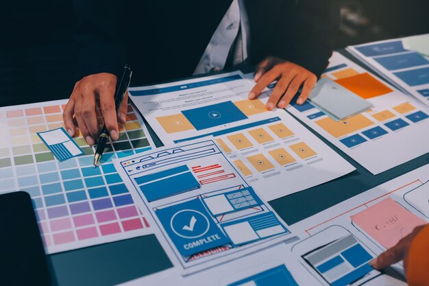 El equipo de diseñadores está diseñando el sistema uxui para hacer que el sistema uxUI funcione bien en nuevos teléfonos y soporte actualizaciones del sistema concepto de desarrollo de sitio web UI UX diseñador de front end