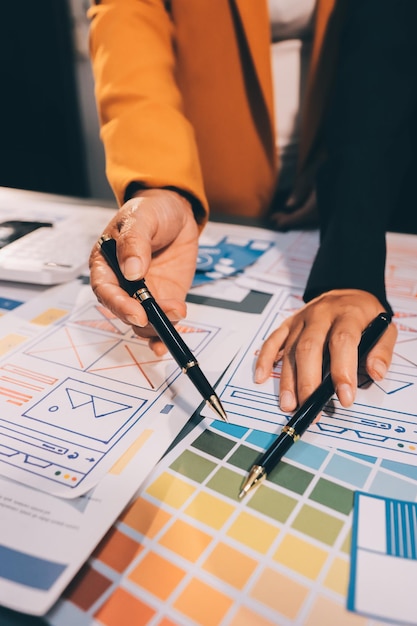 El equipo de diseñadores está diseñando el sistema uxui para hacer que el sistema uxUI funcione bien en nuevos teléfonos y soporte actualizaciones del sistema concepto de desarrollo de sitio web UI UX diseñador de front end