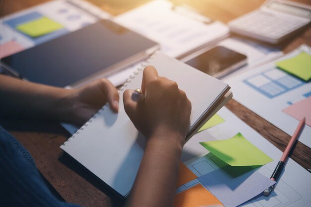 El equipo de diseñadores está diseñando el sistema uxui para hacer que el sistema uxUI funcione bien en nuevos teléfonos y soporte actualizaciones del sistema concepto de desarrollo de sitio web UI UX diseñador de front end