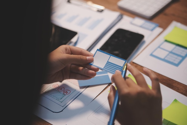 El equipo de diseñadores está diseñando el sistema uxui para hacer que el sistema uxUI funcione bien en nuevos teléfonos y soporte actualizaciones del sistema concepto de desarrollo de sitio web UI UX diseñador de front end