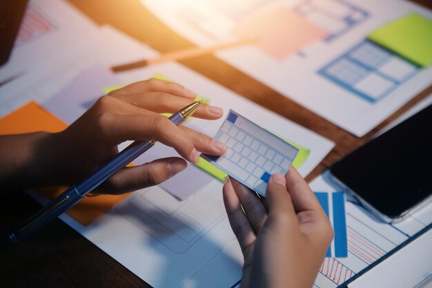 El equipo de diseñadores está diseñando el sistema uxui para hacer que el sistema uxUI funcione bien en nuevos teléfonos y soporte actualizaciones del sistema concepto de desarrollo de sitio web UI UX diseñador de front end