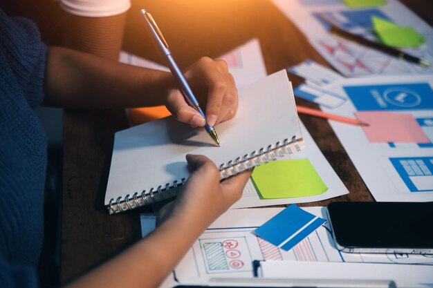 El equipo de diseñadores está diseñando el sistema uxui para hacer que el sistema uxUI funcione bien en nuevos teléfonos y soporte actualizaciones del sistema concepto de desarrollo de sitio web UI UX diseñador de front end