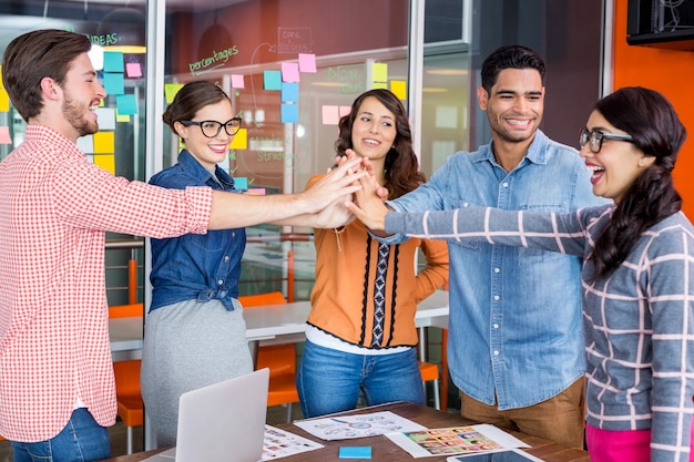 Equipo de diseñadores gráficos felices dando cinco