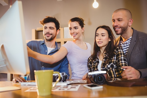 Equipo de diseñadores gráficos trabajando en una computadora