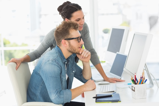 Equipo de diseñadores mirando la computadora