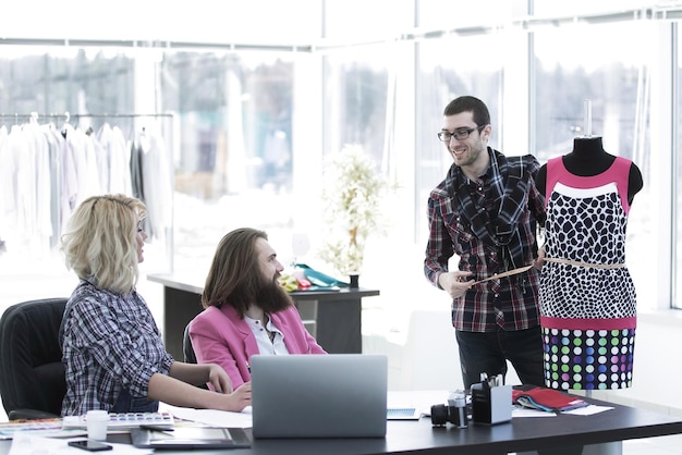 Equipo de diseñadores de moda en el trabajo en la oficina.