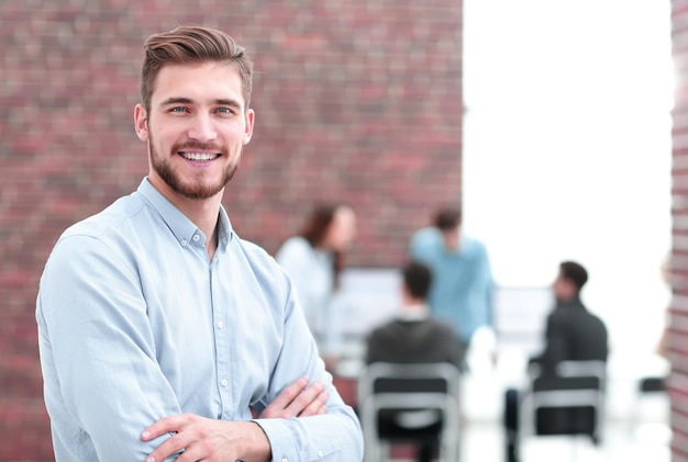 Equipo de diseñadores de procesos de coworking que trabaja en una oficina moderna