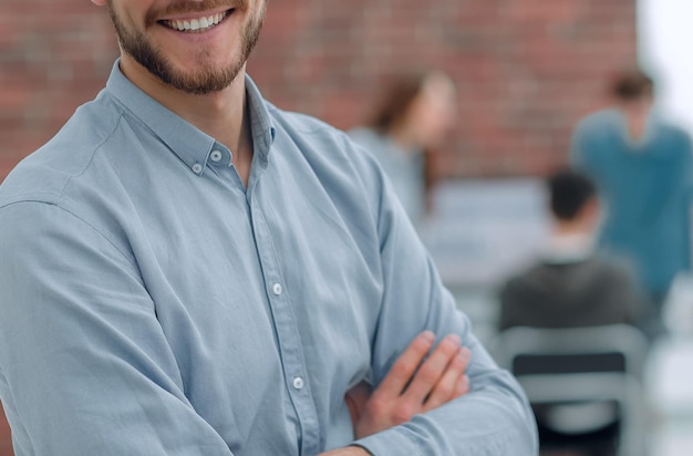 Equipo de diseñadores de procesos de coworking que trabaja en una oficina moderna