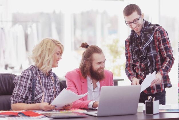 Equipo de diseñadores que discuten nuevas ideas en el estudio