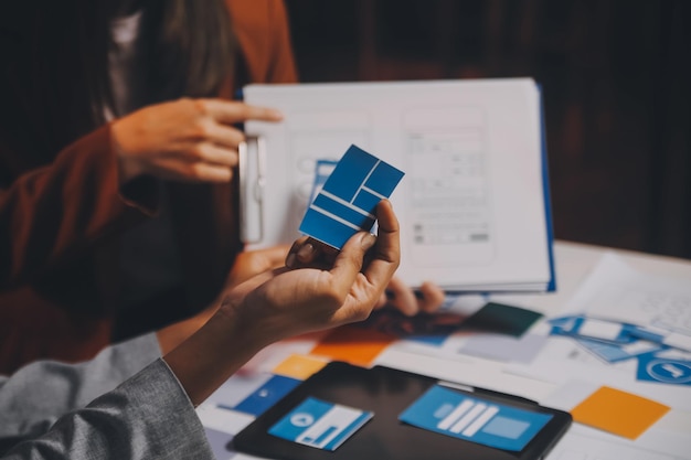 Un equipo de diseñadores web de UI UX están trabajando juntos para desarrollar sitios web adaptados a dispositivos móviles Mobile Mockup