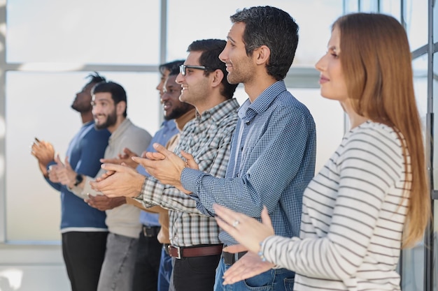 El equipo de diseño dio una ovación de pie en la oficina creativa.