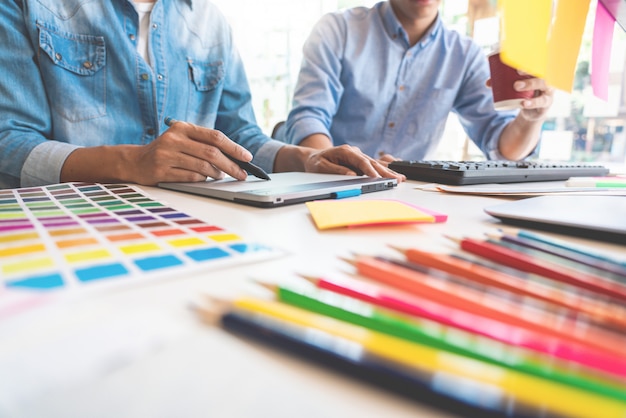 Equipo de diseño gráfico trabajando en la oficina