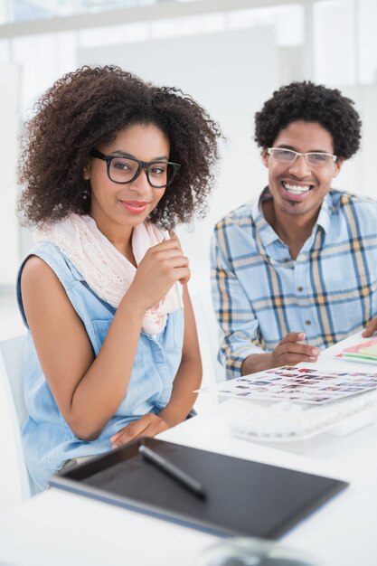 Equipo de diseño joven ideas juntos sonriendo a la cámara