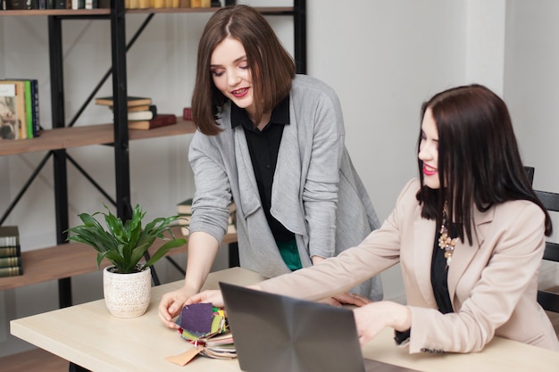 Equipo de diseño que trabaja en la oficina