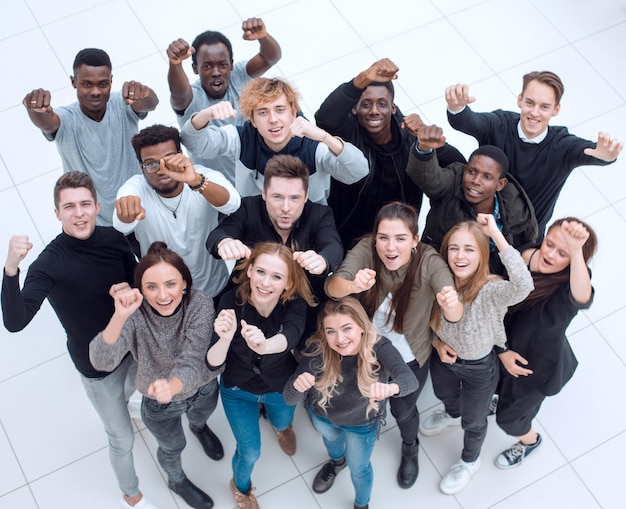 Equipo de diversos jóvenes mirando a la cámara.