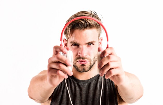 Equipo para dj. Hombre guapo con auriculares modernos. La música como terapia diaria. Entrenamiento de audio para la motivación. Escuchar música. Gusto musical. Software y dispositivos profesionales. Concepto de entretenimiento.