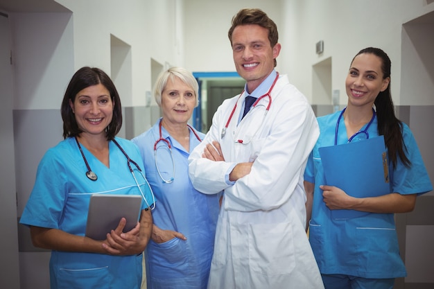 Equipo de doctores de pie en el pasillo