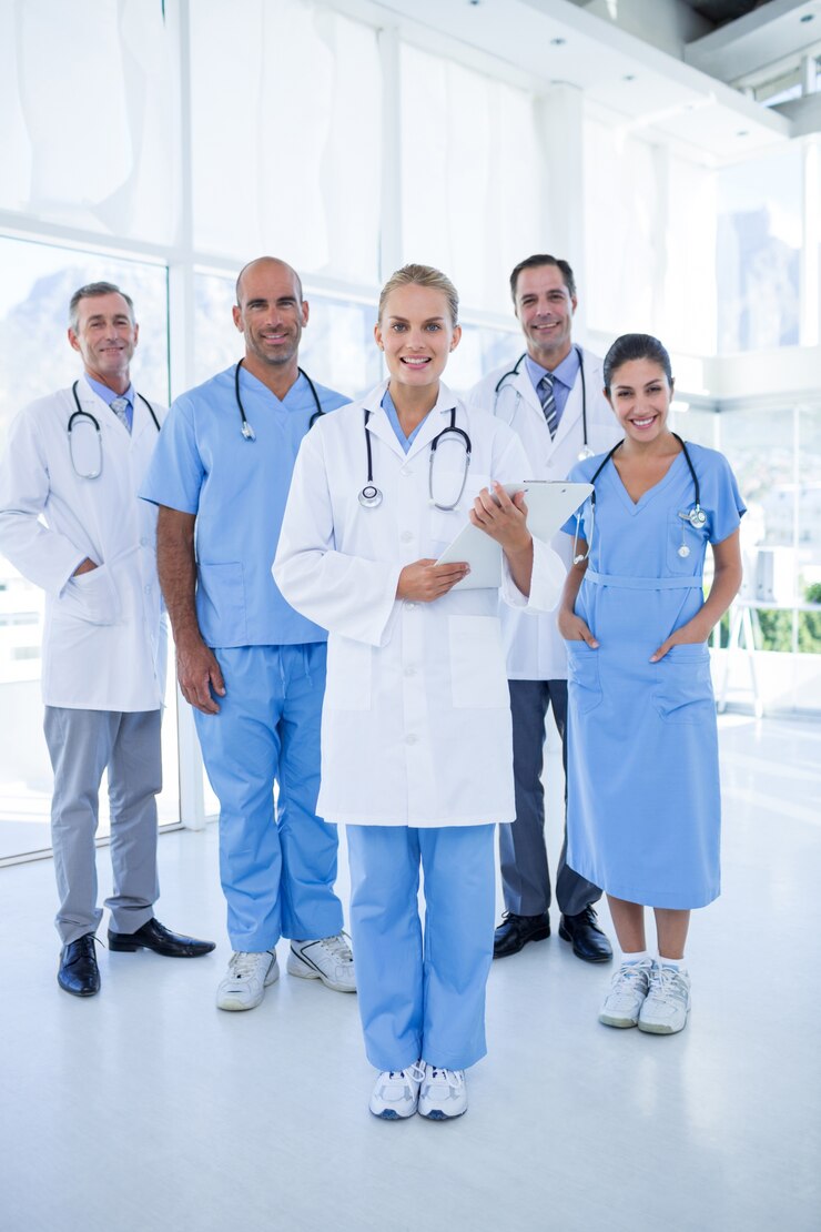 Foto equipo de doctores sonrientes que miran la cámara