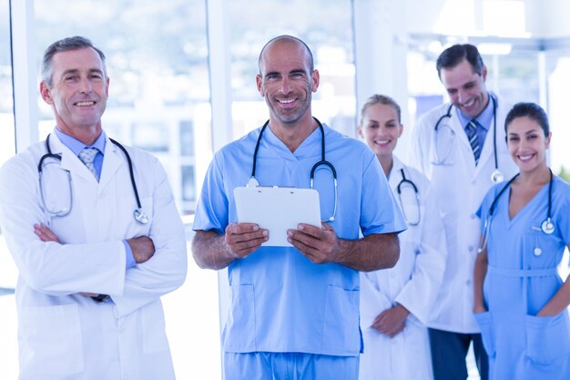 Equipo de doctores sonrientes que miran la cámara