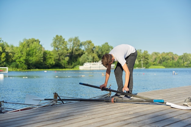 Equipo de dos adolescentes en kayak por el río. Estilo de vida juvenil activo, deportes acuáticos, kayak, canoa.