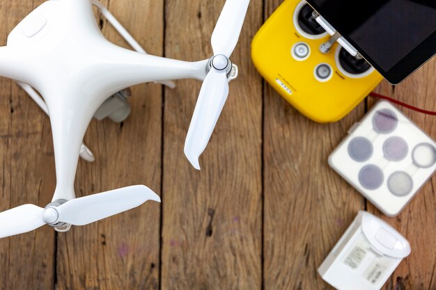 Equipo de drones con control remoto en madera vieja