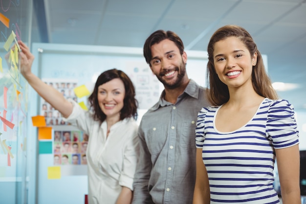 Foto equipo de ejecutivos de pie en la oficina