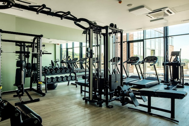 Equipo de ejercicio en el gimnasio vacío