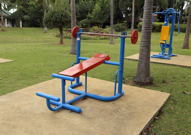 equipo de ejercicio en parque público