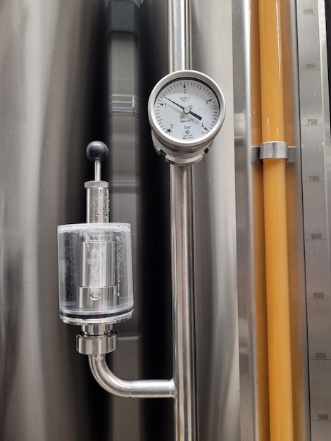 Equipo de elaboración de cerveza artesanal en la cervecería. Planta de cerveza moderna. Tanques de metal, proceso de alcohólico