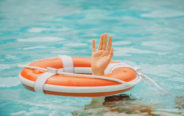 Equipo de emergencia de rescate acuático, anillo de natación de rescate, persona que se ahoga sin nadar