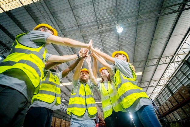 Foto equipo de empleados de almacén que trabajan en inventario en un gran almacén de distribución concepto de industria de fábrica empresarial