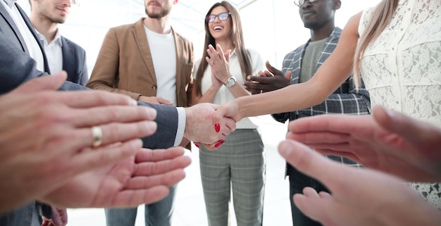 Foto el equipo empresarial aplaude a los socios comerciales el concepto de cooperación