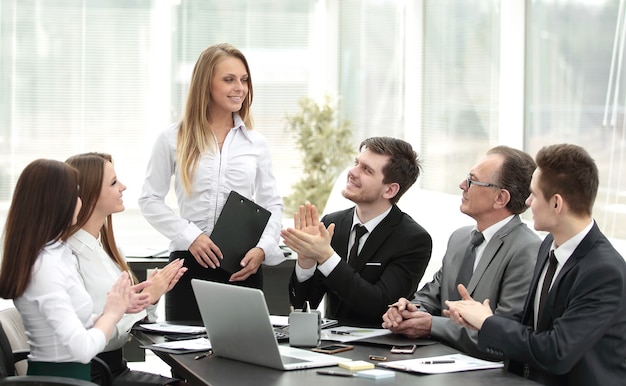 Equipo empresarial aplaudiendo al orador en la reunión