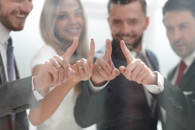 Equipo empresarial apuntando a un punto virtual el concepto de propósito