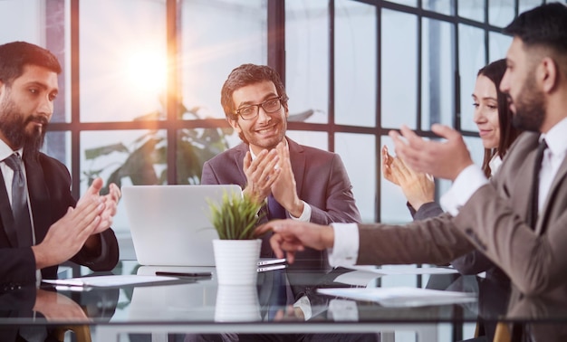 El equipo empresarial discute nuevas ideas en la reunión de trabajo