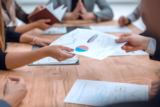 Equipo empresarial discutiendo el crecimiento financiero en una reunión de trabajo