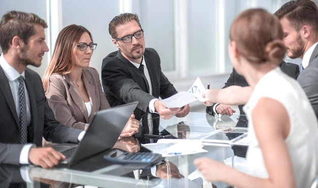 Equipo empresarial discutiendo cuestiones financieras en una reunión de trabajo el concepto de trabajo en equipo