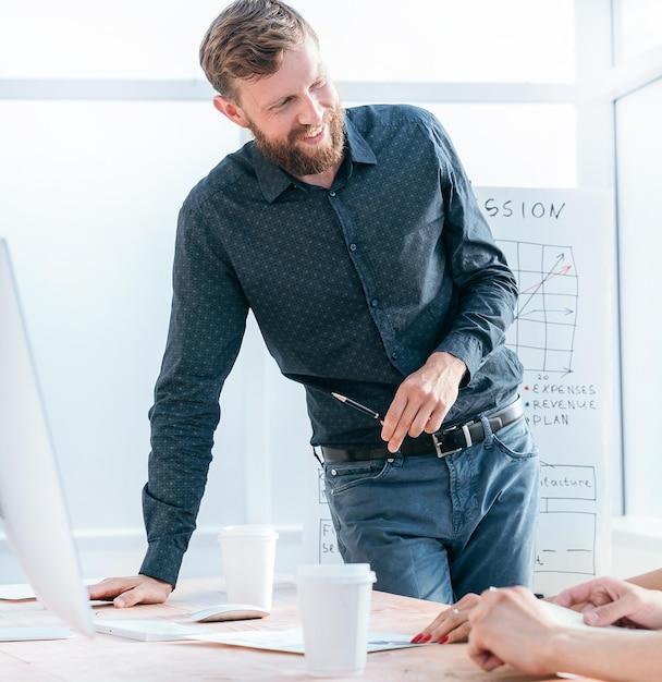 Equipo empresarial discutiendo ideas para una nueva puesta en marcha