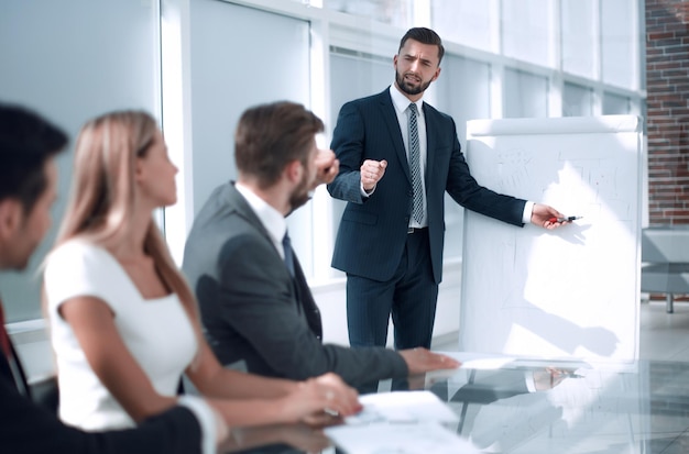 Equipo empresarial discutiendo ideas para un nuevo proyecto empresarial