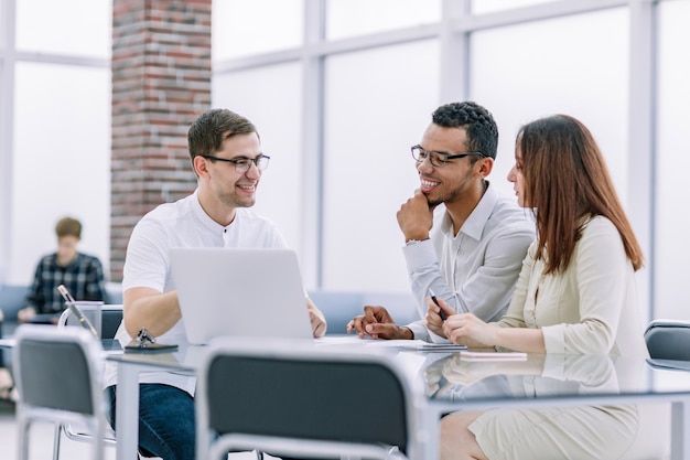 Equipo empresarial discutiendo ideas para un nuevo proyecto. personas y tecnología.