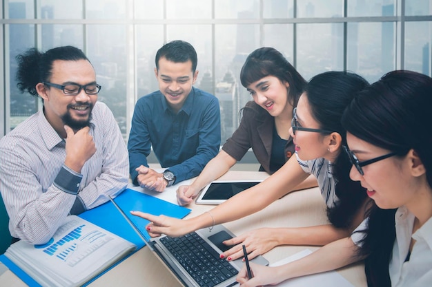 Equipo empresarial discutiendo el informe financiero en la oficina