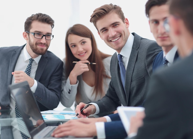 Equipo empresarial discutiendo un informe financiero.