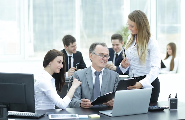 Equipo empresarial discutiendo con el jefe de datos financieros.