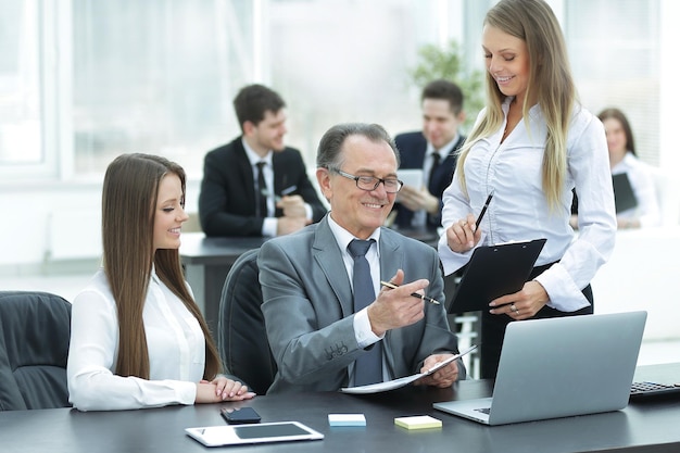 Equipo empresarial discutiendo con el jefe de datos financieros.