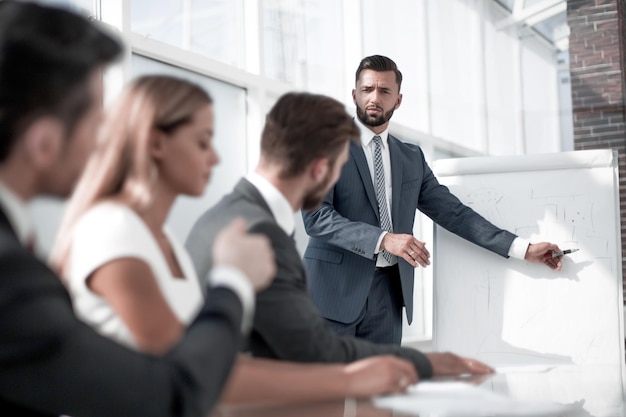 Equipo empresarial discutiendo un nuevo proyecto empresarial