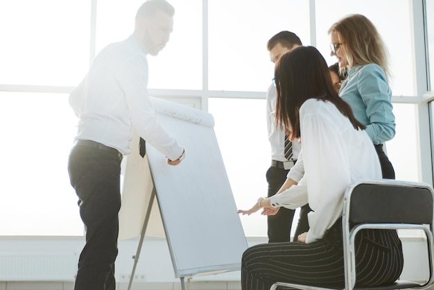 Equipo empresarial discutiendo la presentación del proyecto en la nueva oficina