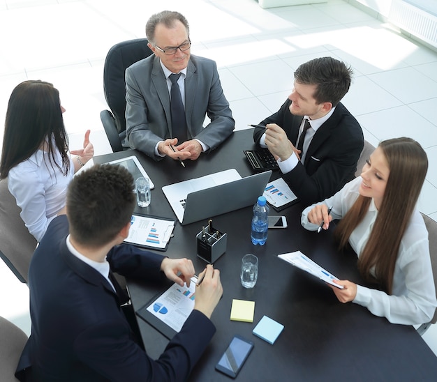 equipo empresarial discutiendo un problema con una empresa.